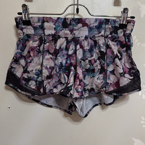 Size 4 LULULEMON Hotty Hot 2.5" Short Utopia Multi Deep Phantom brief lined - Picture 4 of 7